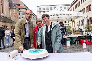 Anschnitt des Kuchens mit Tobias Schmidt, Hauptgeschäftsführer*in der BBW-Leipzig-Gruppe