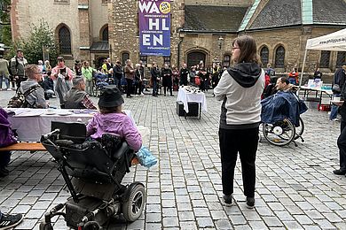 Blick auf den Nikolaikirchhof beim Protesttag zur Gleichstellung der Menschen mit Behinderungen