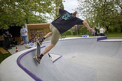 Skateboard-Fahrer*in in der neuen "Bowl" - der inklusiven Rollsportanlage