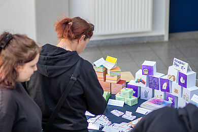 Zwei Frauen an einem Stand mit Produkten aus dem Fachbereich Drucktechnik