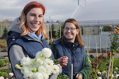 Zwei Auszubildende mit frisch geschnittenen Blumen