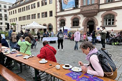 Blick auf die Kaffeetafel beim Protesttag