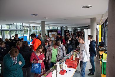 Besucher*innen im BBW Leipzig an den Verkaufsständen