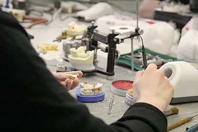 Arbeit im Fachbereich Zahntechnik