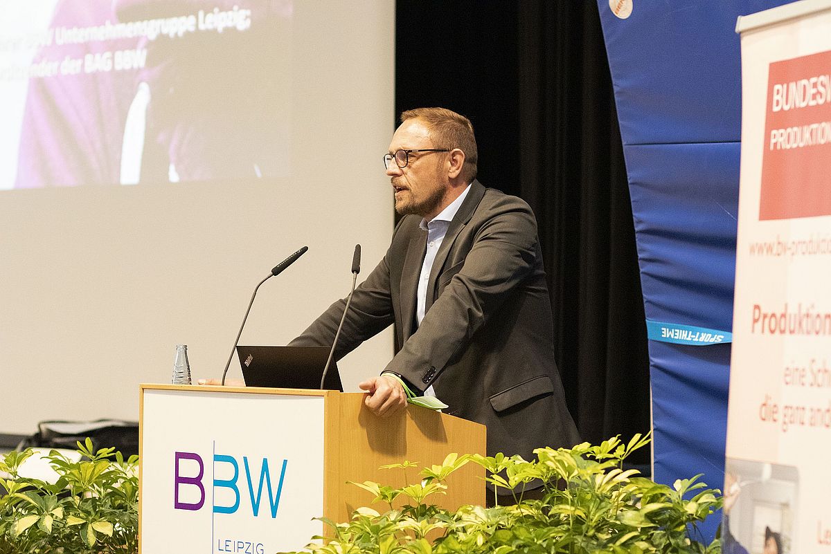 Hauptgeschäftsführer Tobias Schmidt hält eine Rede bei der Fachtagung der Produktionsschulen