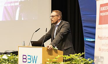 Hauptgeschäftsführer Tobias Schmidt hält eine Rede bei der Fachtagung der Produktionsschulen