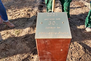 Inschrift des Pflocks: "2021 gepflanzt zum 30. Jubiläum der BBW-Leipzig-Gruppe"