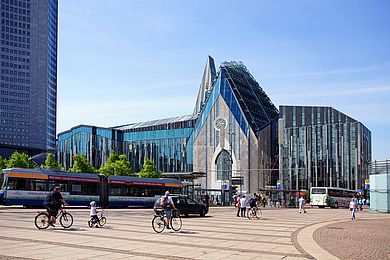Blick auf den Neubau der Uni Leipzig über den Augustusplatz