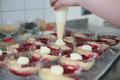 Dessertzubereitung im Fachbereich Ernährung