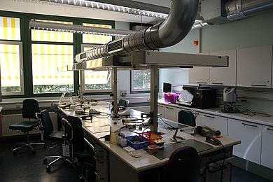 Blick in eine Werkstatt des Fachbereichs Zahntechnik