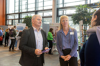 Im Gespräch im Foyer des Leipziger KUBUS: Steffen Leonhardi (Vorsitzender der Geschäftsführung der Agentur für Arbeit Leipzig) und Heike Praetz (stellvertretende Geschäftsführerin des Jobcenters Leipzig)