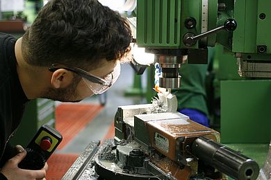 Teilnehmender im Fachbereich Metall an einer Maschine