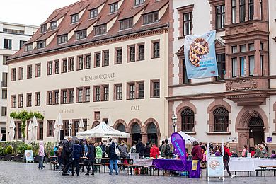 Blick auf den Nikolaikirchhof beim Protesttag, im Hintergrund ein großes Plakat der Aktion