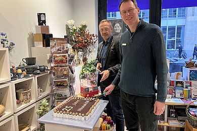 Die Torte wird angeschnitten