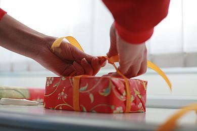 Geschenk wird verpackt Fachbereich Hauswirtschaft