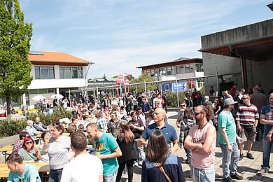 Besucher*innen vor dem BBW Leipzig