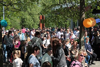 Besucher*innen vor dem Freizeithaus