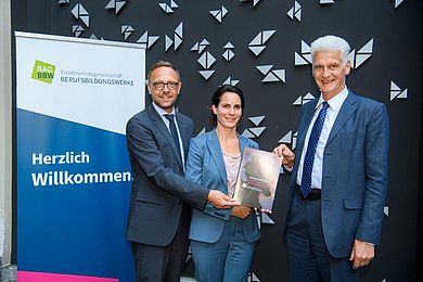 v.l.: Tobias Schmidt, Tanja Ergin und Dr. Rolf Schmachtenberg