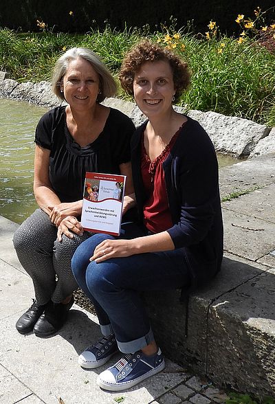 Heike Tuchen-Ott und Ulrike Ott mit ihrem gemeinsamen Buch "Erwachsenwerden mit Sprachentwicklungsstörung und AVWS"