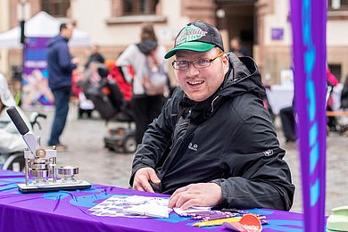 Stefan Knobloch (Teilnehmer*in der Diakonie Leipzig) betreute den Button-Aktionsstand