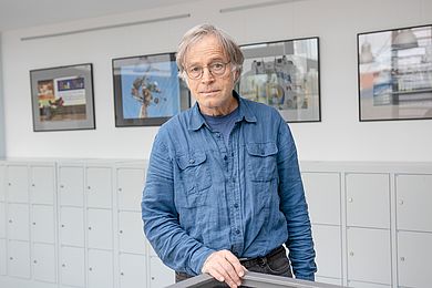 Heinz Kitsche vor seinen Fotos in der Ausstellung im BBW
