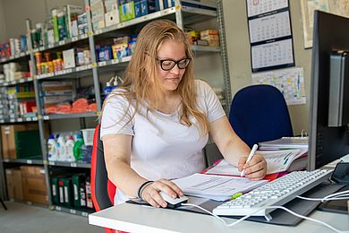 Auszubildende im Lager des Fachbereichs Logistik am PC