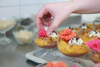 Dekorieren von Desserts im Fachbereich Ernährung