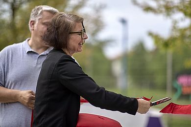 Dr. Grit Franke (Geschäftsbereichsleiter*in Berufsbildungswerk Hören - Sprache - Kommunikation) eröffnet feierlich die neue Rollsportanlage