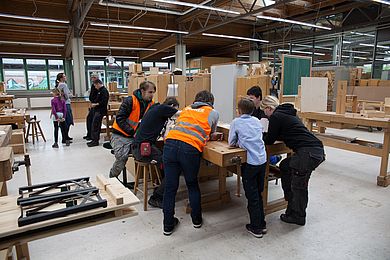 Besucher*innen schauen sich im Fachbereich Holztechnik um