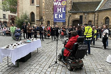 Christiane Gaida von Radio Blau spricht beim Protesttag