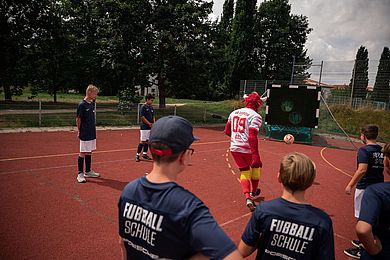 Torwandschießen mit RB-Maskottchen Bulli