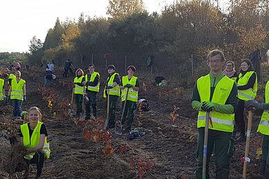 MItarbeitende der BBW-Leipzig-Gruppe bei der Pflanzaktion in Peres.